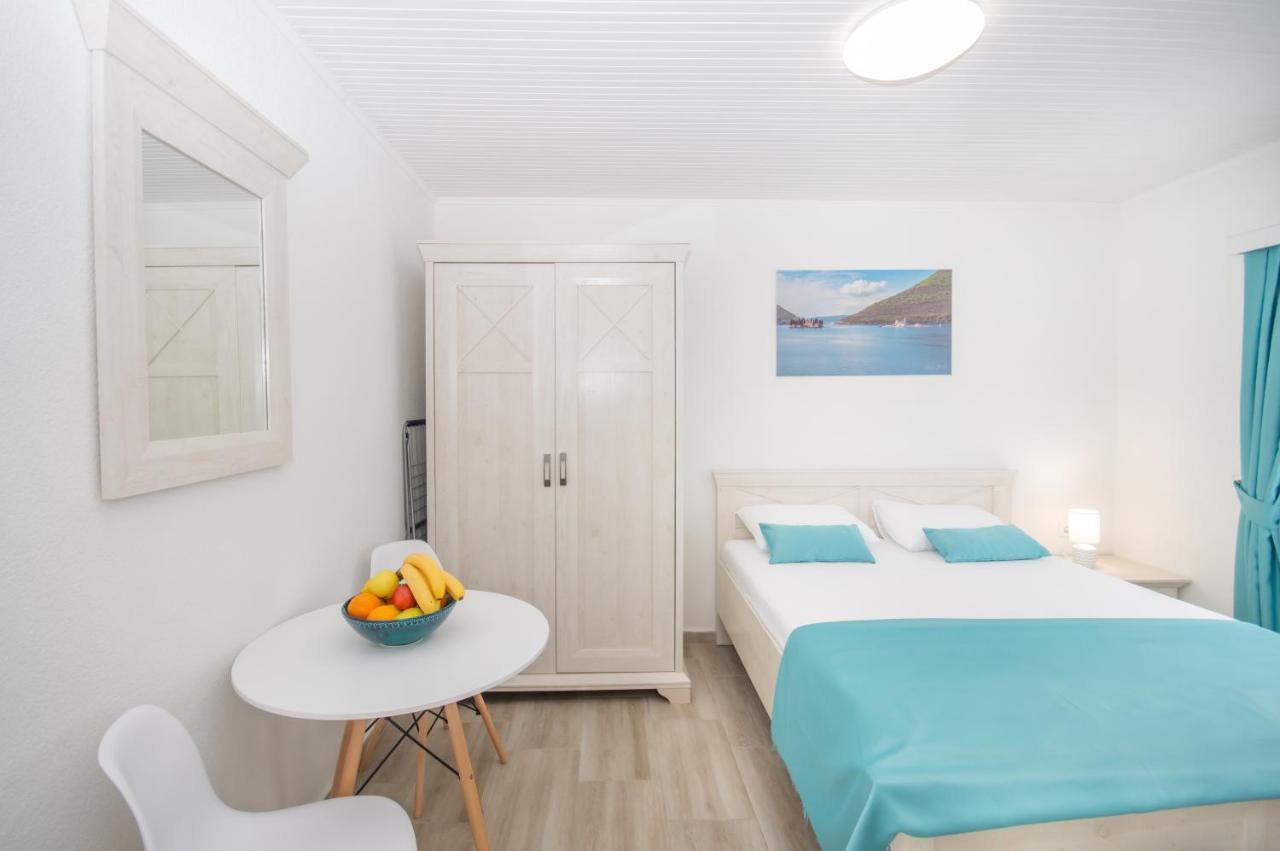 Seafront Apartment Kotor Exteriör bild